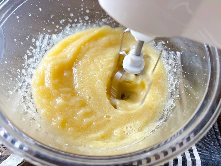 ペースト状のりんごを電動ミキサーで泡立てる様子