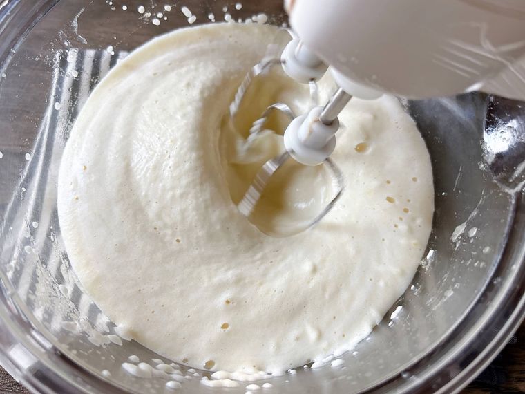電動ミキサーで泡立てて白っぽくなる様子