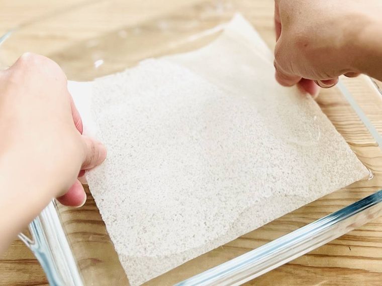 春巻きの皮を水にくぐらせている様子