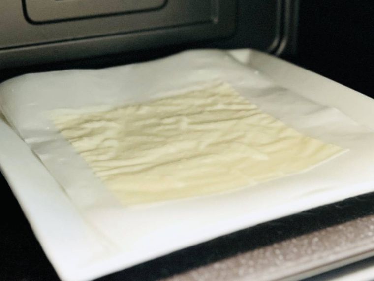 水にくぐらせた春巻きの皮を電子レンジの庫内に入れた様子