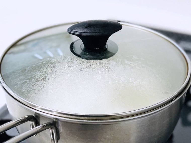 鍋でバスマティライスを蒸らしている様子