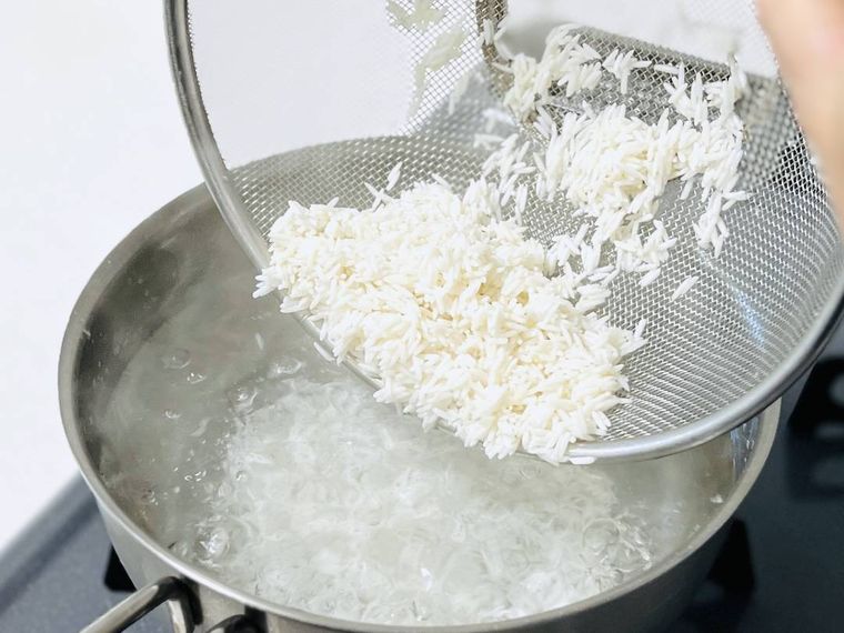 沸騰したお湯にバスマティライスを入れている様子