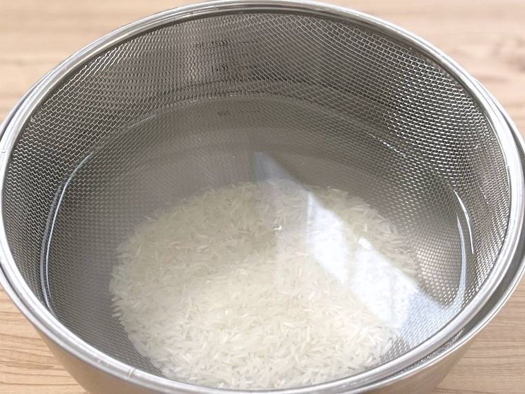 バスマティライスを浸水させている様子