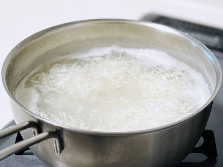 鍋でバスマティライスをゆでている様子