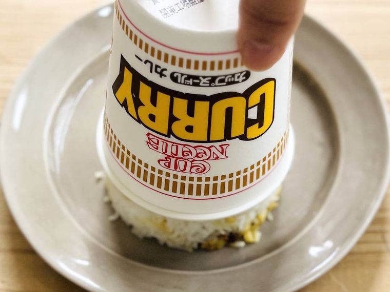カップヌードルビリヤニを皿に盛り付けている様子