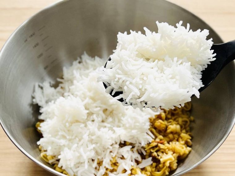 ボウルにカップヌードル カレーとバスマティライスを入れている様子