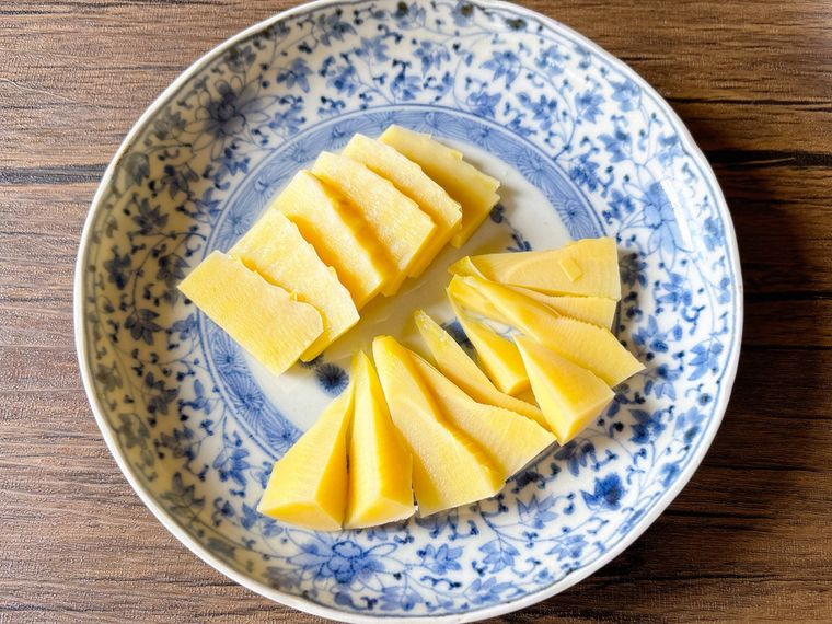 和皿に盛り付けたたけのこの刺身