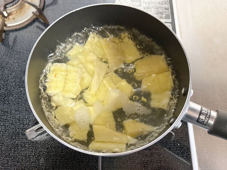 たけのこを熱湯でゆでる様子