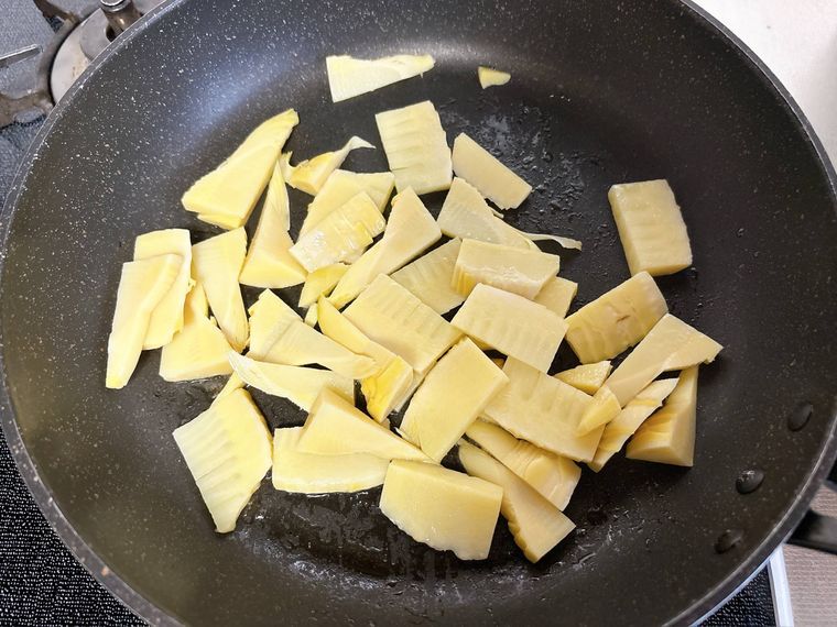 フライパンでたけのこを炒める様子