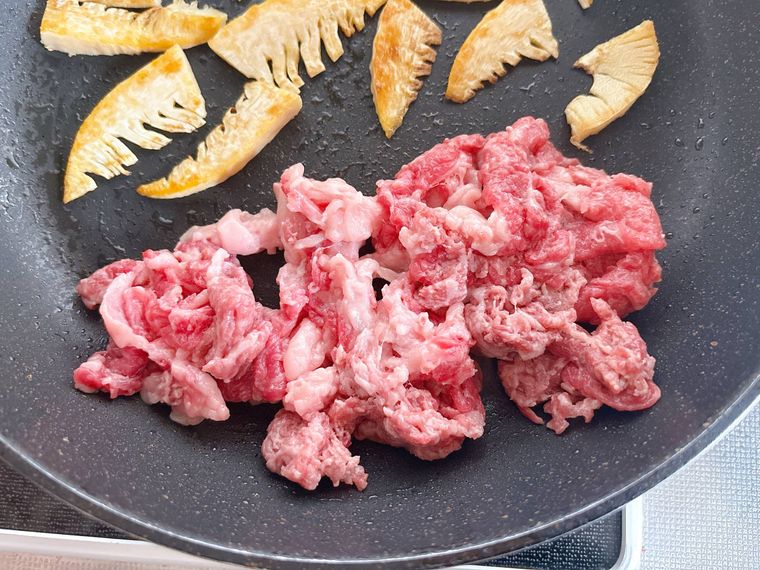 たけのこ、牛肉を炒める様子