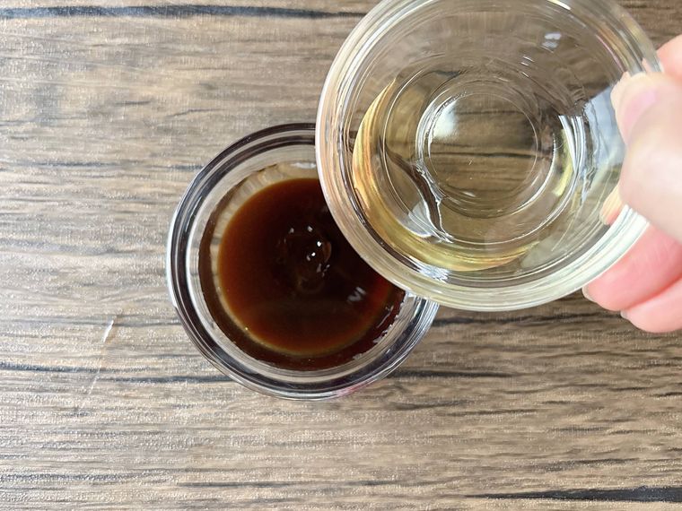 調味料を合わせる様子