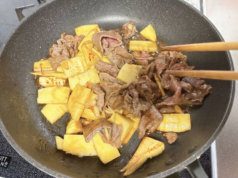 たけのこと牛肉を炒める様子