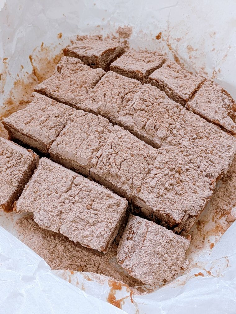 トッピングの材料をまぶし、好みのサイズに切り分けたところ