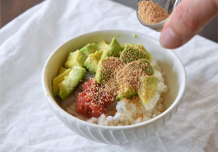 アボカドと梅干し、だしの素をトッピングしたごはん