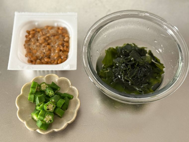 水戻ししたわかめとゆでてカットしたおくらと納豆