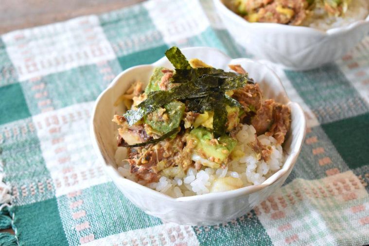 器に盛ったさばとアボカドのポキ丼