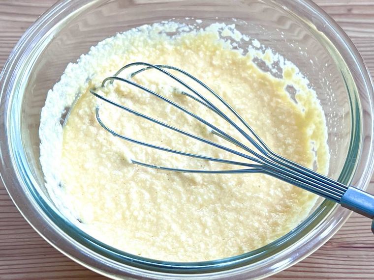 豆腐、卵、白だしを泡だて器でかき混ぜた様子