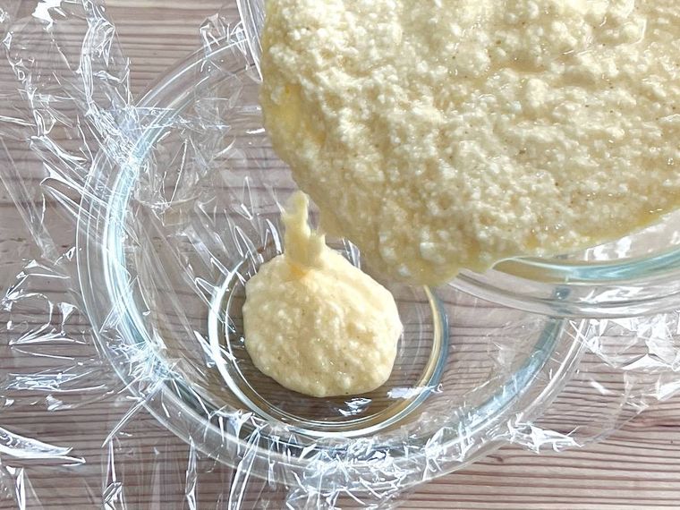 耐熱のボウルに豆腐まんの生地を流し入れている様子