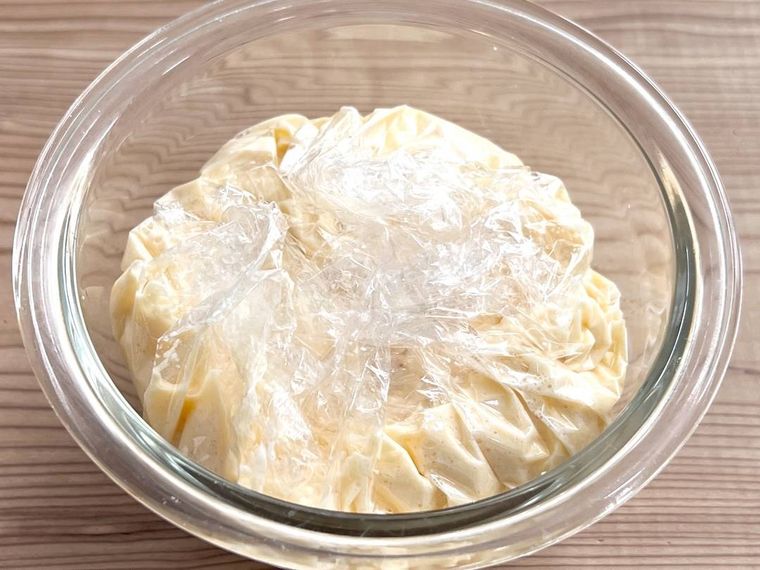 豆腐まんの生地をラップで包んだ様子