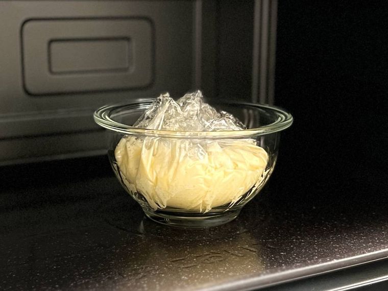 豆腐まんの生地が入ったボウルを電子レンジに入れた様子