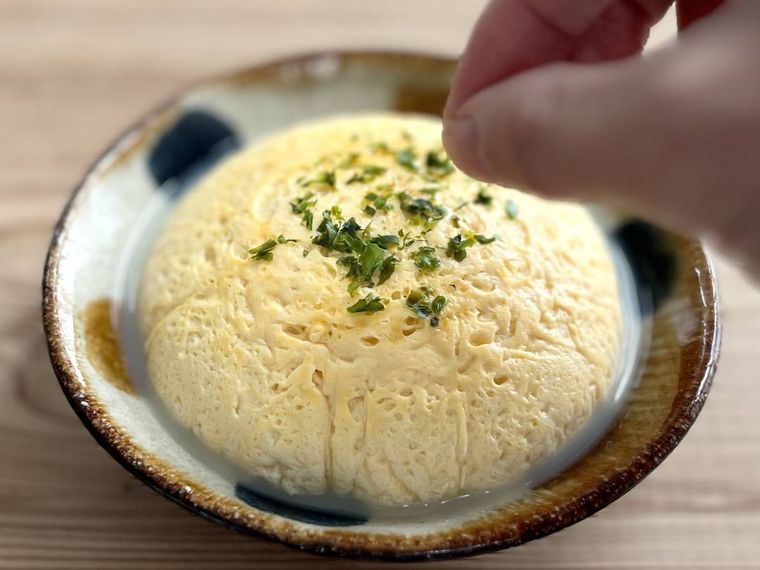 豆腐まんに青のりを散らしている様子