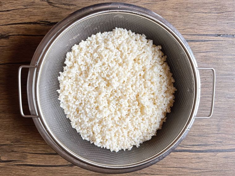 ザル上げしてもち米の水気を切る様子