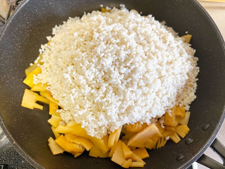 たけのこと油揚げにもち米を加えた様子