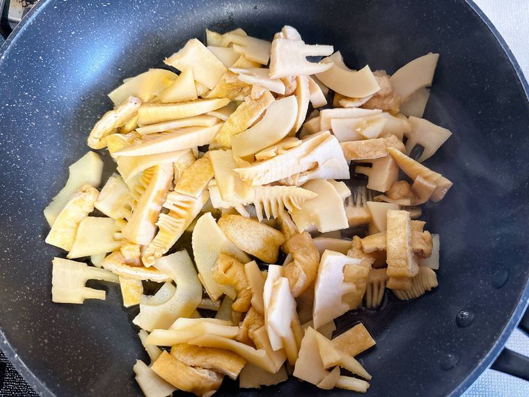 フライパンで具材と調味料を煮る様子