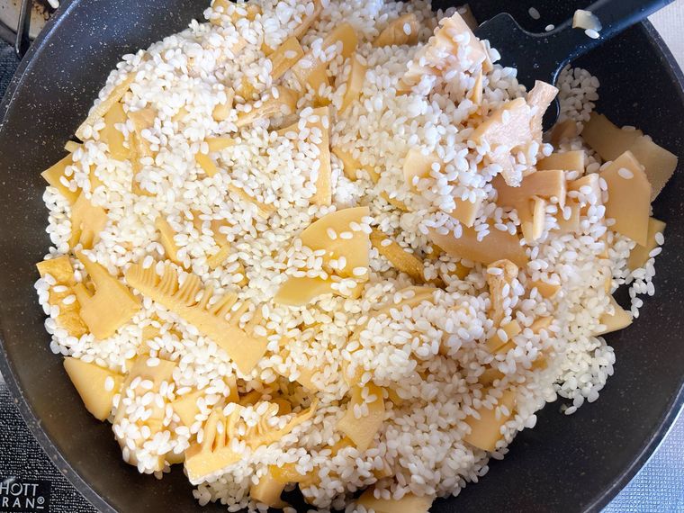 もち米とたけのこを混ぜる様子