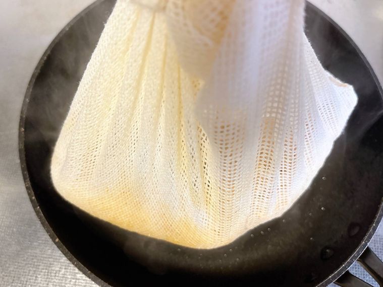 フライパンにおこわを取り出す様子