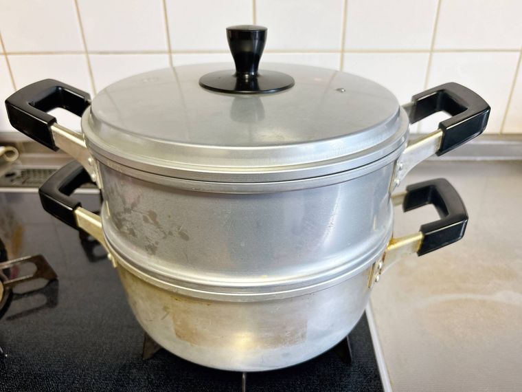 蒸し器で蒸す様子