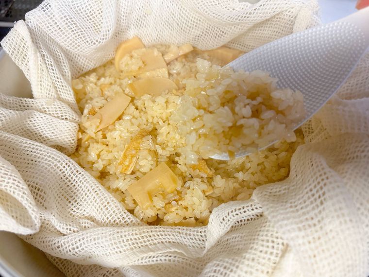 おこわをしゃもじで持ち上げる様子