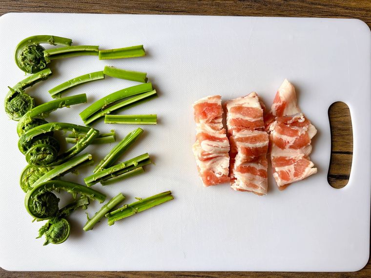 カットしたこごみと豚バラ肉