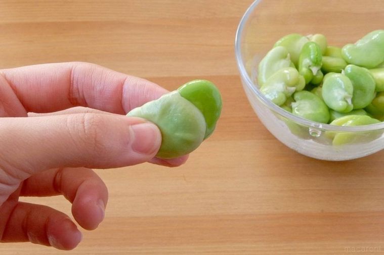 そら豆の薄皮をむいている様子