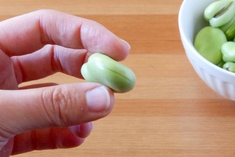 薄皮に切り込みを入れたそら豆