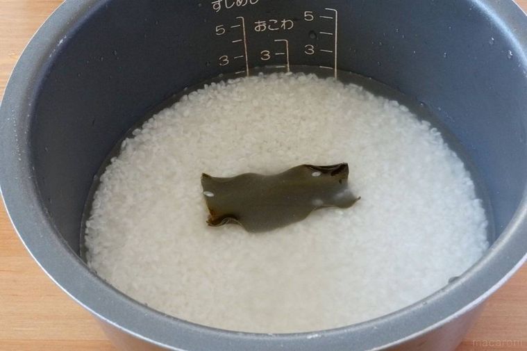 炊飯器の中の米と昆布