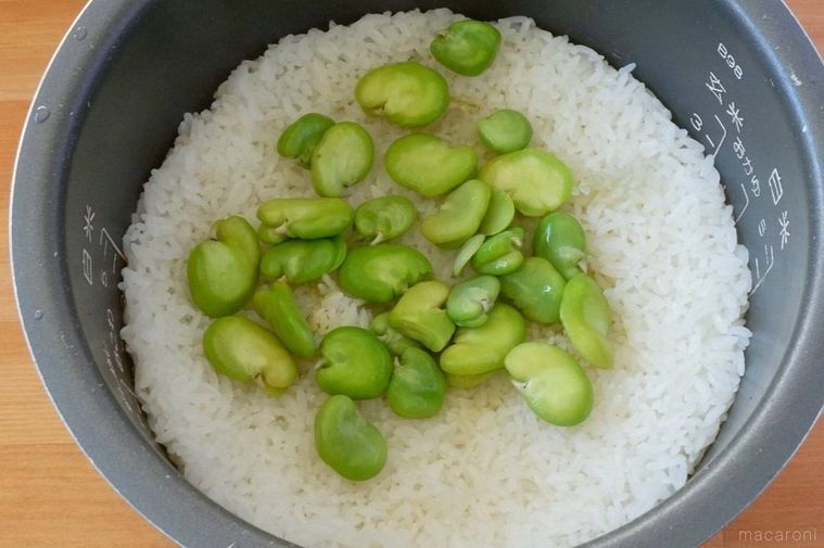 炊飯器の中のそら豆ご飯