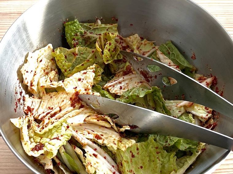 白菜をタレで和えた様子