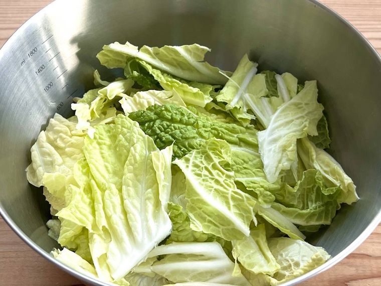 ちぎった白菜をボウルに入れた様子