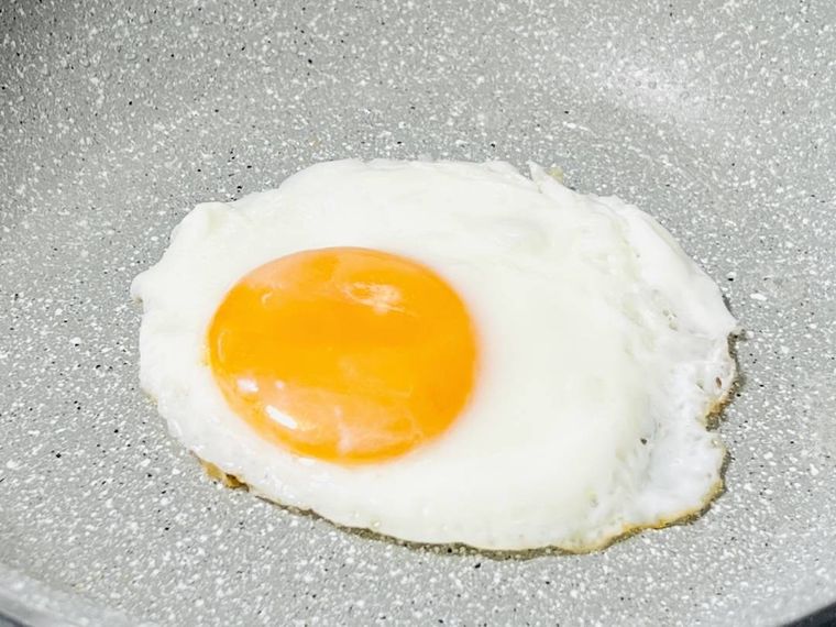 目玉焼きを焼いている様子