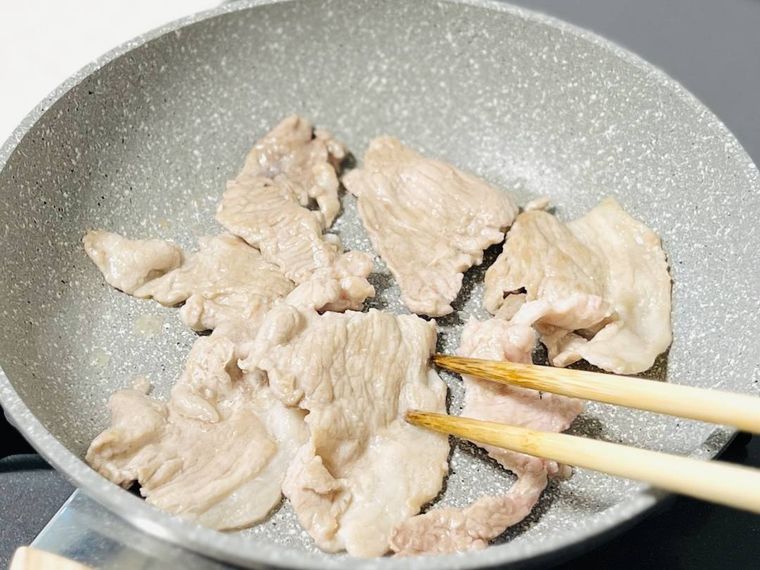 豚肉を焼いている様子