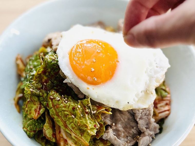 ポムドンビビンバに白いりごまを振っている様子