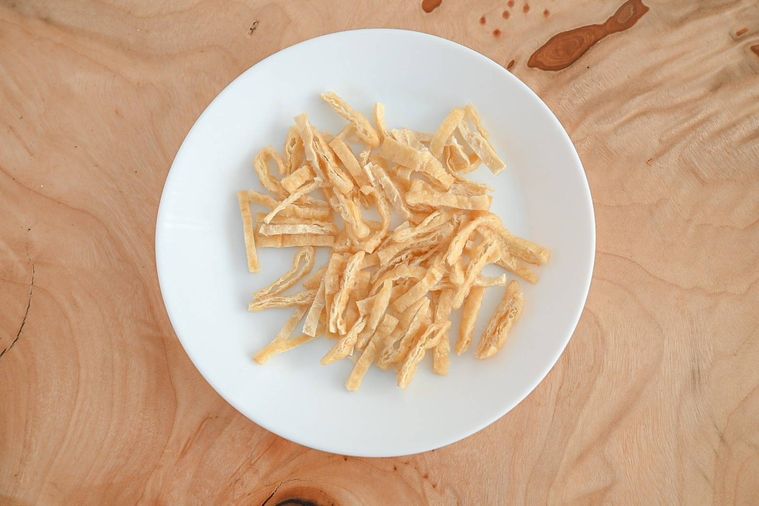 皿にのったカット済みの油揚げ