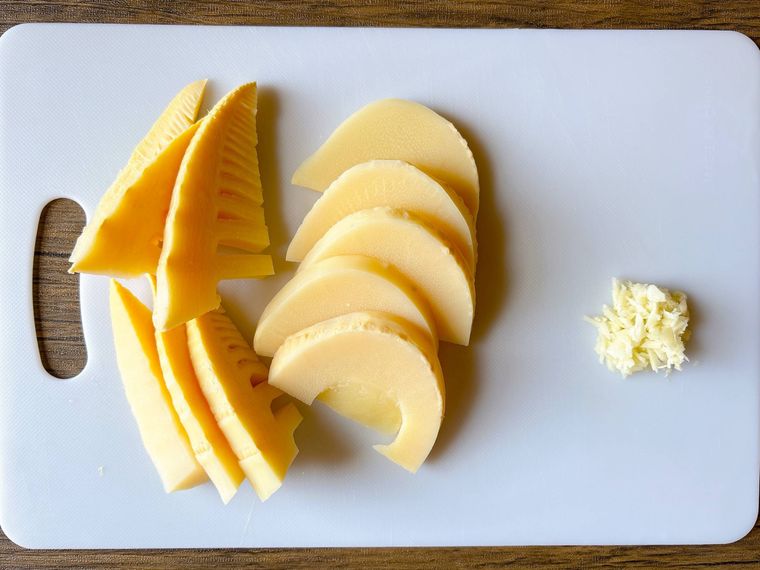 カットしたたけのことにんにく