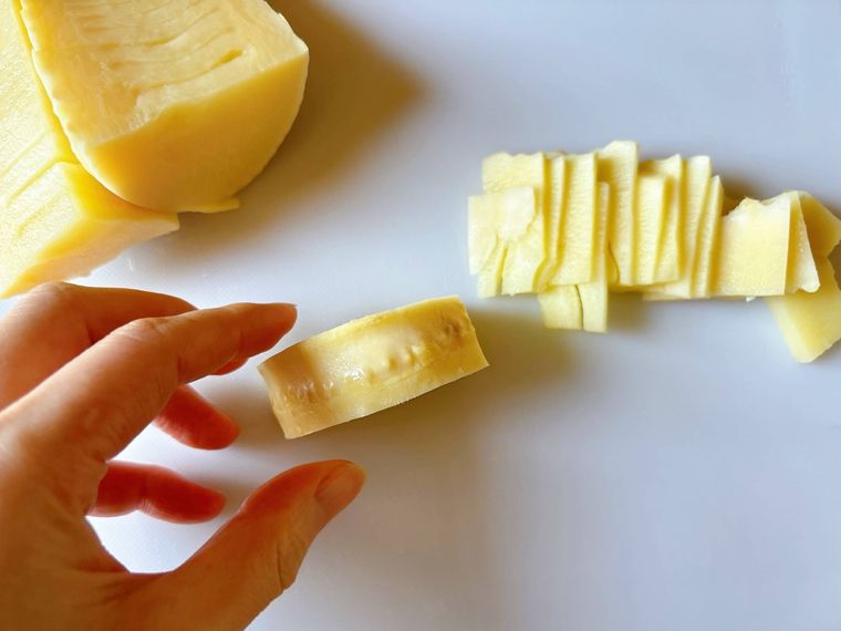 たけのこの根元をカットする様子