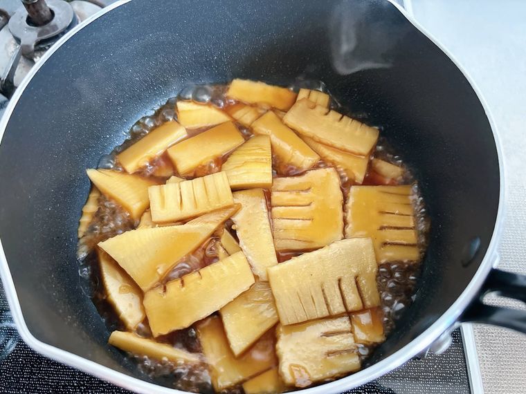 鍋でたけのこを煮る様子