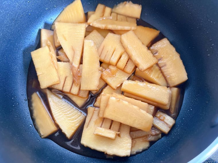 味付けしたたけのこを冷ます様子