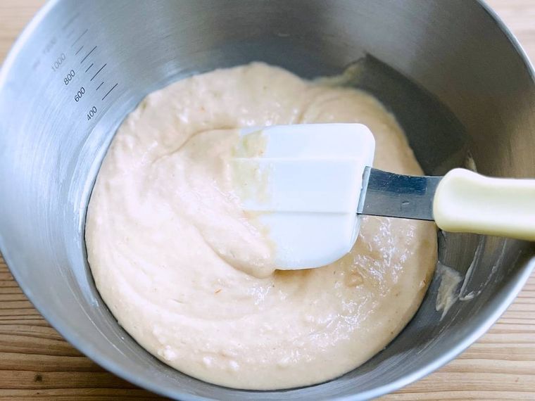 ピザまんの生地の材料を混ぜ合わせている様子