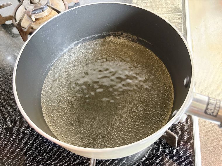 鍋で水と白だしを沸かす様子
