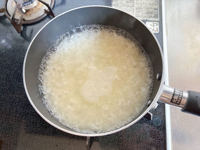 鍋でごはんを煮る様子